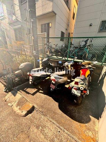 クレール和光の駐車場