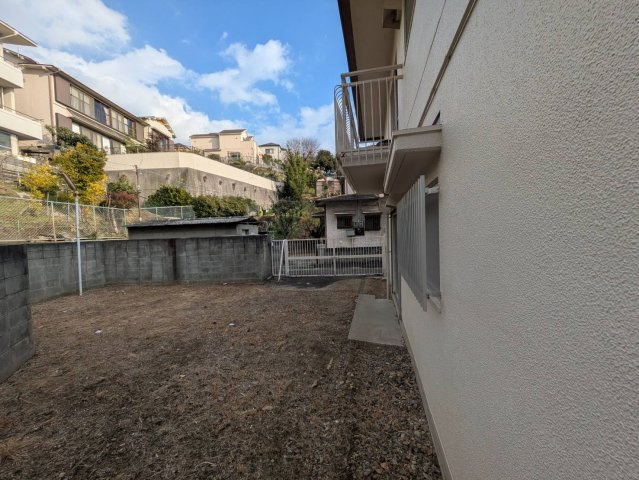 マンション朝霧3号館の庭