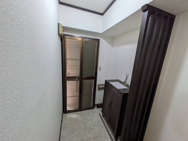 マンション朝霧3号館の玄関