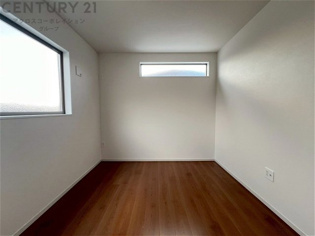 創造性や成長を促す遊びの空間を提供。学習や趣味に集中できる環境を整えます。個別のプライベートスペースは自己表現と自立心を育み、心地よい睡眠環境を整えリラックスできる場所を提供。
