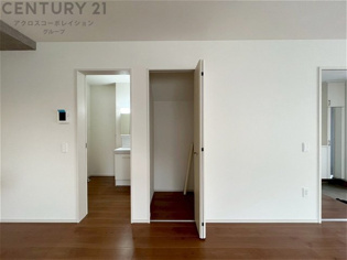 衣類やアクセサリー、小物類の収納が便利で整理整頓がしやすく、部屋の美観を保ちつつ、スペースを最大限に活用できます。衣服のしわやダメージを防ぎ、長持ちさせることができます。
