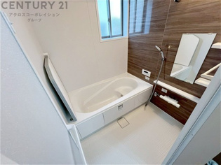 ユニットバスは省スペースでありながら、シンプルな設計と使いやすさを備え、簡便なメンテナンスが可能です。大きな窓付きで換気にも便利です。またミラー・小物置き場もあり便利です。
