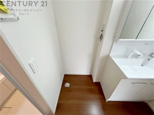 洗濯物の仕分け作業がしやすく、整理整頓が容易になります。洗濯音や湿気を他の部屋に持ち込まず、生活環境を快適に保ちます。上部を活用すれば収納スペースを確保でき洗剤や洗濯用品の整理もしやすくなります。
