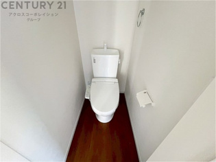 温水洗浄便座付トイレは温水洗浄機能により、暖かい水でおしりを洗浄することができ、冷たい水を使う従来の便座に比べ、温水洗浄機能で暖かいトイレを提供し、快適な使用を可能にします。
