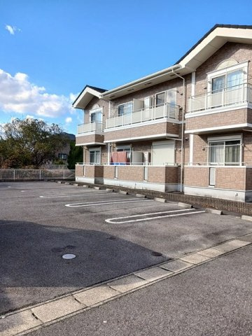 メゾン　アンソレイエＮ　　 刈谷市近郊の賃貸はクラスホーム刈谷店の駐車場|車をお持ちの方に嬉しい駐車場付きの物件です