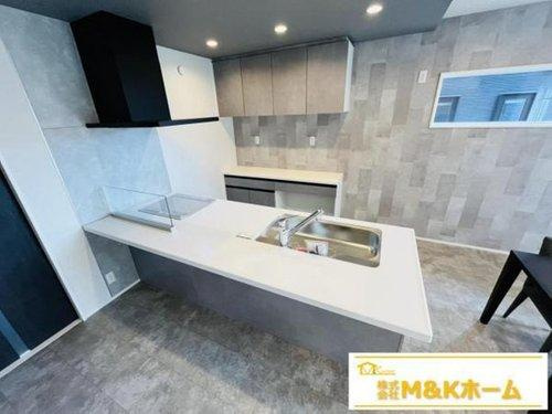 知多郡武豊町字梨子ノ木2丁目　全4棟　1号棟のキッチン|リビングの様子を見ることができるカウンターキッチン☆　IHクッキングヒーター搭載♪