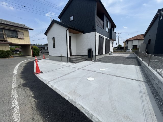 新築　高崎市正観寺町　1号棟の駐車場|現地写真　駐車スペースは建物西側に2台分可能です！