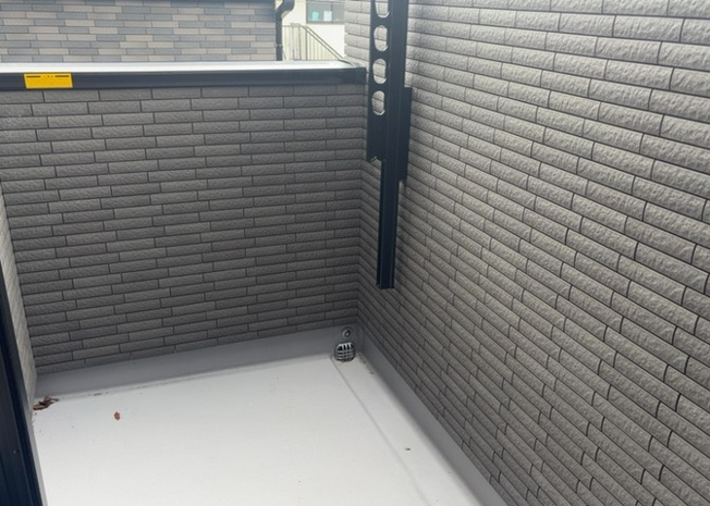 【バルコニー】 | バルコニーは、室外の専用スペースのうち、「屋根がなく開放された空間」であるものを指します。ベランダより広いタイプのものが多く、日当たりもよいため家庭菜園などを楽しみたい人にとって適した環境となります。