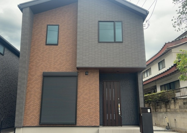 【外観】 | ついに完成致しました！現地をご見学に行く際は、道路の幅や周辺の交通量、施設などをご確認頂くことをおすすめします！物件の流れが早いため、内見をしたい方はお早めに当社営業までお問い合わせ頂きご予約下さい！