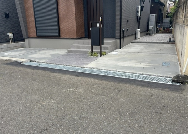【駐車場】 | 駐車場と明記されていても、最小スペースでつくられた駐車場だと大型車は駐車できなかったり、出入りしにくくなったりする可能性があります。お車のサイズと購入したい物件の駐車場のサイズを現地で確認しましょう。