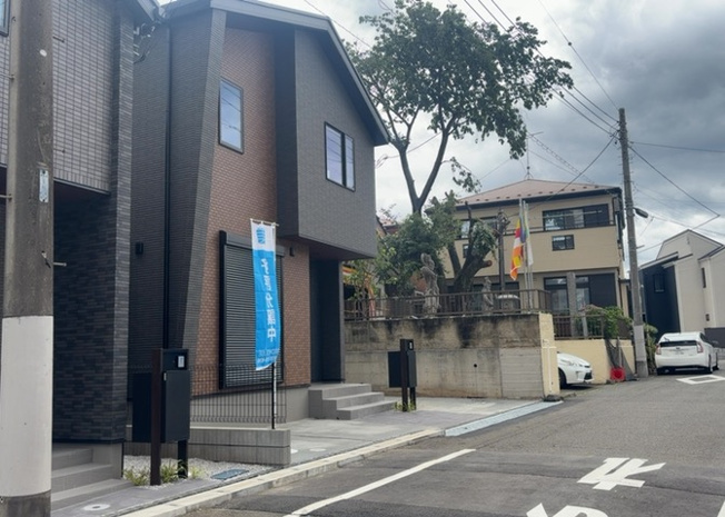 【前面道路含む現地写真】 | 住宅用の土地では前面道路に2m以上接していなければならないと法律で定められています。しかし、お持ちの車のサイズやライフスタイルなどにより、2mでは利便が悪い場合もございますので、事前に確認しましょう。