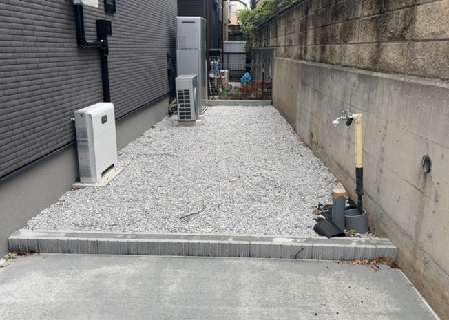【庭】 | 庭があることでガーデニングや家庭菜園はもちろん、こどもの遊び場やペットを放して遊ぶことができます。また、家の周囲に余裕があるということです。隣地との間があれば、十分な日当たりと、風通しが確保できます。