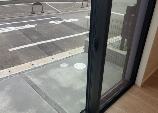 【内装】 | サッシとは、ガラス窓に使用される金属製の窓枠のことです。一般的に住宅建築では、金属製建具工事の段階で備え付けるもので、ガラス類や玄関、バスルームのスチール製のドアなどと同じタイミングで工事を行います。