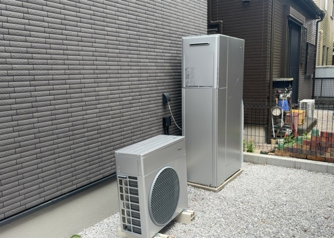 【発電・温水設備】 | 省エネ給湯器とは従来型の給湯器より熱効率が高く、少ない燃料でたくさんのお湯を沸かすことが出来る高効率な給湯器のことを指します。また、省エネ給湯器には種類があり、利便性や効果なども様々です。