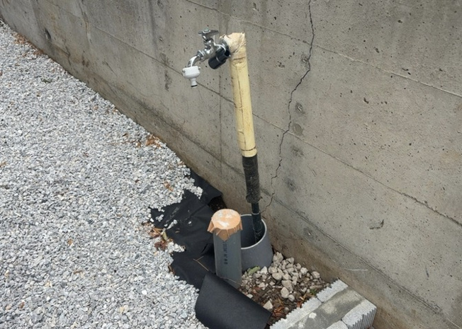 【設備】 | 敷地内には、散水栓や立水栓があります。水道水を直接利用できるため、水を運ぶ手間を省くことが出来ます。大量の水を必要とする洗車作業や清掃などに役立ちます。その他設備とあわせて、現地でご確認ください。