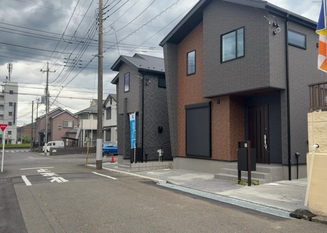 【前面道路含む現地写真】 | お持ちの車種によっては前面道路が広い方が便利でしょう。しかし、前面道路が広ければその分交通量が多くなるため、騒音などが気になる場合があります。実際に現地を見学し、周辺交通量や騒音などを確認しましょう！