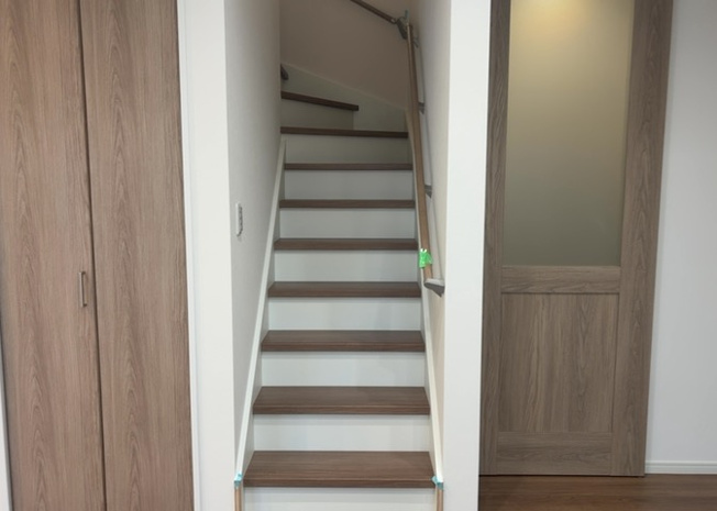 【内装】 | 建物の上下階の通路である階段は、その位置によって動線や室内の印象が大きく左右されます。手摺にも重要な役割があり、転倒の防止・歩行や動作を円滑にして日常生活を支えることを主な目的として設置されています。