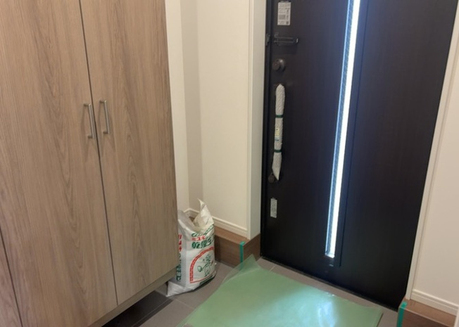 【玄関】 | 玄関は家の顔でもあり、家族以外の目にも止まる場所です。玄関は外との間を仕切る扉、靴などをしまっておく収納スペース、靴脱ぎのたたきスペース、来客とのやり取りをするドアホンなど複数のアイテムからなります。