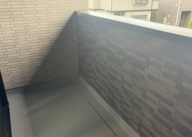 【バルコニー】 | バルコニーは、室外の専用スペースのうち、「屋根がなく開放された空間」であるものを指します。ベランダより広いタイプのものが多く、日当たりもよいため家庭菜園などを楽しみたい人にとって適した環境となります。