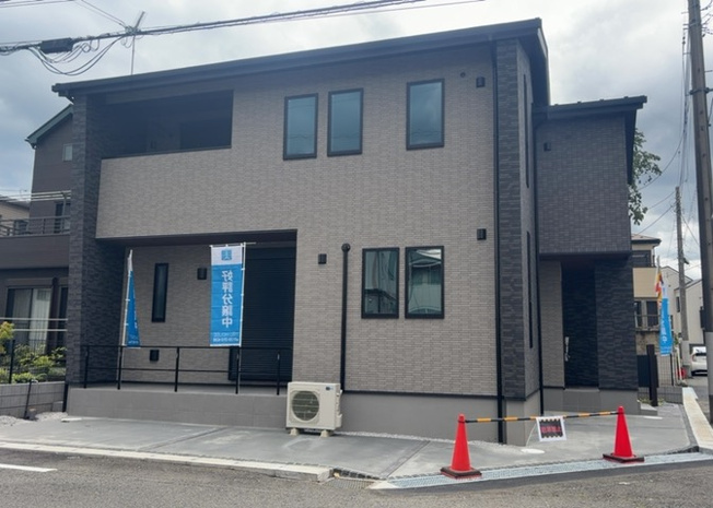 【外観】 | ついに完成致しました！現地をご見学に行く際は、道路の幅や周辺の交通量、施設などをご確認頂くことをおすすめします！物件の流れが早いため、内見をしたい方はお早めに当社営業までお問い合わせ頂きご予約下さい！
