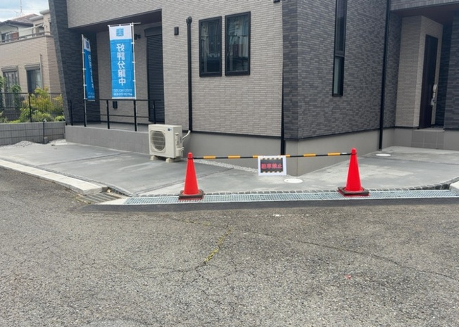 【駐車場】 | 駐車場と明記されていても、最小スペースでつくられた駐車場だと大型車は駐車できなかったり、出入りしにくくなったりする可能性があります。お車のサイズと購入したい物件の駐車場のサイズを現地で確認しましょう。