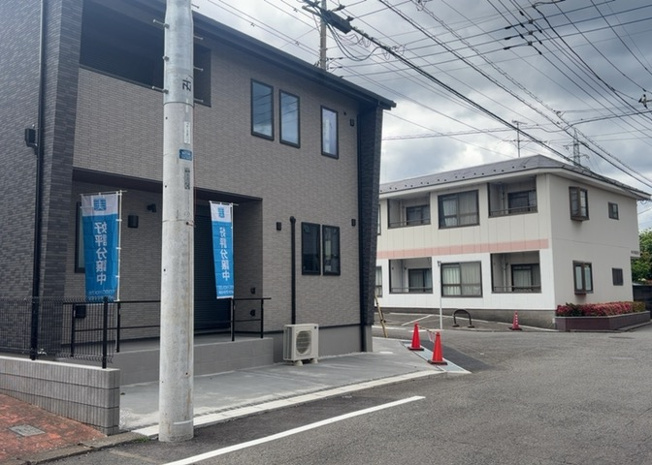 【前面道路含む現地写真】 | 住宅用の土地では前面道路に2m以上接していなければならないと法律で定められています。しかし、お持ちの車のサイズやライフスタイルなどにより、2mでは利便が悪い場合もございますので、事前に確認しましょう。