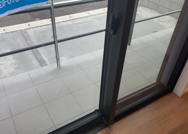 【内装】 | サッシとは、ガラス窓に使用される金属製の窓枠のことです。一般的に住宅建築では、金属製建具工事の段階で備え付けるもので、ガラス類や玄関、バスルームのスチール製のドアなどと同じタイミングで工事を行います。
