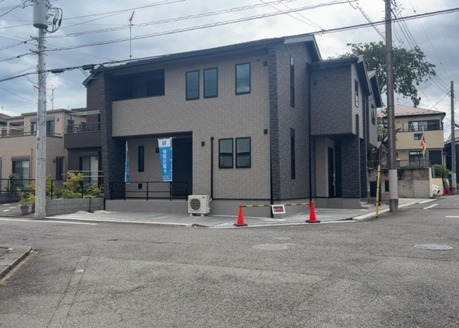 【前面道路含む現地写真】 | お持ちの車種によっては前面道路が広い方が便利でしょう。しかし、前面道路が広ければその分交通量が多くなるため、騒音などが気になる場合があります。実際に現地を見学し、周辺交通量や騒音などを確認しましょう！