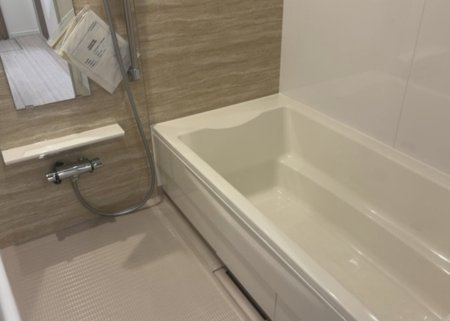 【浴室】 | 入浴時の快適さも大事なことですが、綺麗な状態を維持できなければ気持ちよく入浴できません。毎日の掃除が楽という点は大事なポイントになります！カビが生えにくく掃除がしやすい、壁や浴槽を選ぶといいでしょう。