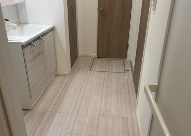 【脱衣所】 | 多くの戸建て住宅で見かける洗面脱衣所は、洗面台と洗濯機が2畳ほどのスペースに並べられていて、洗面所が脱衣所を兼ね備えている間取りが一般的です。お客様が利用することもある、パブリックな空間でもあります。