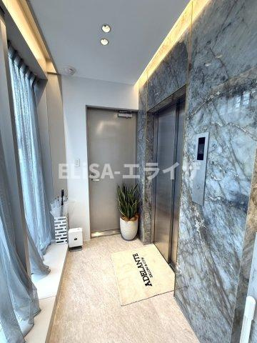 ＧＩＮＺＡ　ＡＲＲＯＷＳ　9F　のロビー