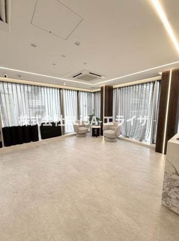 ＧＩＮＺＡ　ＡＲＲＯＷＳ　9F　の居間・リビング