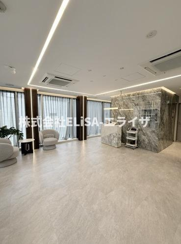 ＧＩＮＺＡ　ＡＲＲＯＷＳ　9F　のロビー