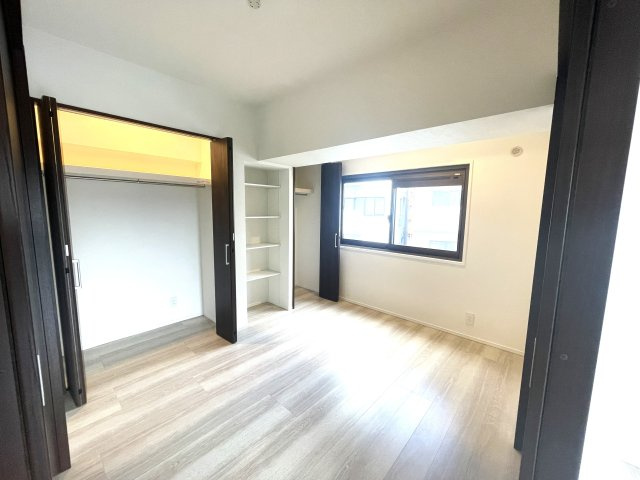 レジデンス高宮の洋室|収納場所がたくさんあるので家電やお洋服が多い方も収納場所には困りません☆