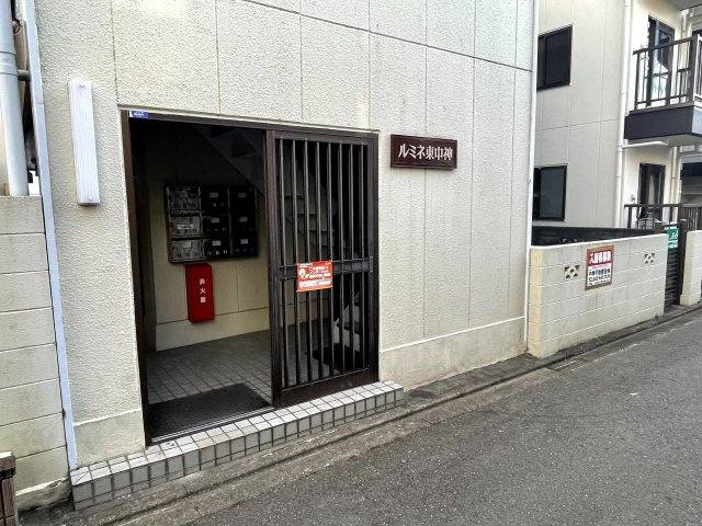 昭島市福島町の賃貸マンションのエントランス