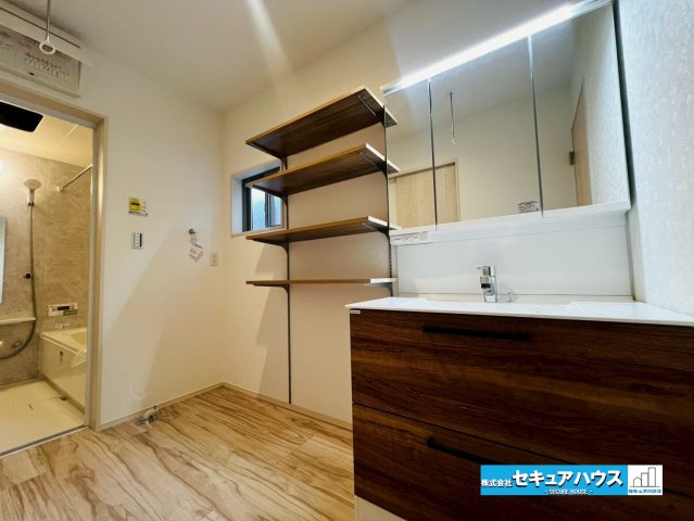 【本日ご案内可能】刈谷市井ケ谷町　全2棟の独立洗面台|【洗面脱衣所　1号棟】
◆三面鏡の独立洗面台は鏡の裏に収納することが可能です♪
◆洗面台横には収納棚が設置されており、可動棚となっているため高さを調節することができます。　　　　　　　　　　　　　　　
