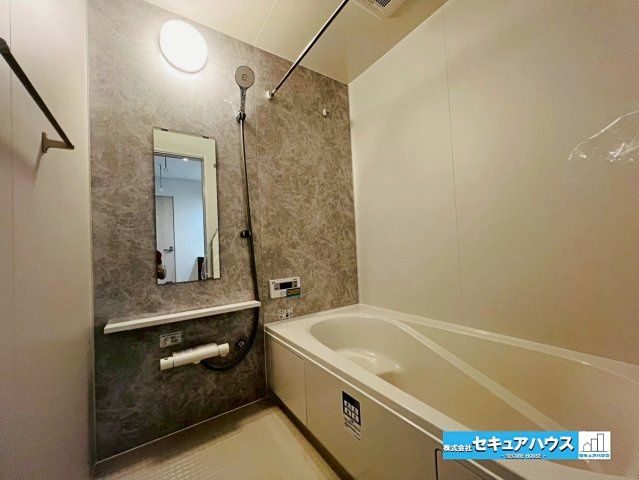 【本日ご案内可能】刈谷市井ケ谷町　全2棟の浴室|【バスルーム　1号棟】
◆アクセントパネルを使用しており、お洒落な空間です。
浴室に立体感が生まれるため奥行が生まれリラックスすることがきます。
◆追い炊き機能を備えたオートバスです。　　　　　　　　