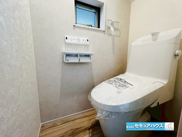 【本日ご案内可能】刈谷市井ケ谷町　全2棟のトイレ|【高機能トイレ1階　1号棟】
◆高機能トイレの多くは便器のフタの開閉が自動であり、使用後に手動で水を流す面倒もなく非常に便利です。スタイリッシュな見た目で、お掃除しやすく、節水効果が高いです。　　　　