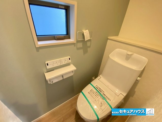 刈谷市井ケ谷町　全2棟の内観：施工例|【高機能トイレイメージ】
◆高機能トイレの多くは便器のフタの開閉が自動であり、使用後に手動で水を流す面倒もなく非常に便利です。スタイリッシュな見た目で、お掃除しやすく、節水効果が高いです。　　　　　　