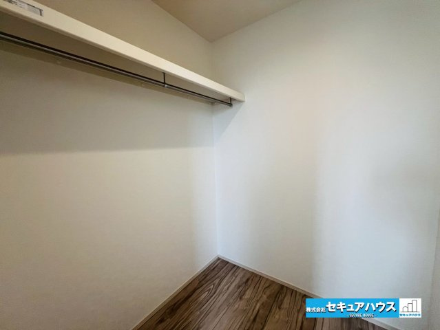 【本日ご案内可能】刈谷市井ケ谷町　全2棟の収納|【ウォークインクローゼット　1号棟】
◆洋室7.5帖の主寝室にはウォークインクローゼット付きです。お洋服はもちろんキャリーバッグやゴルフバッグ等の大きなお荷物も収納することができます。　　　　　　　　