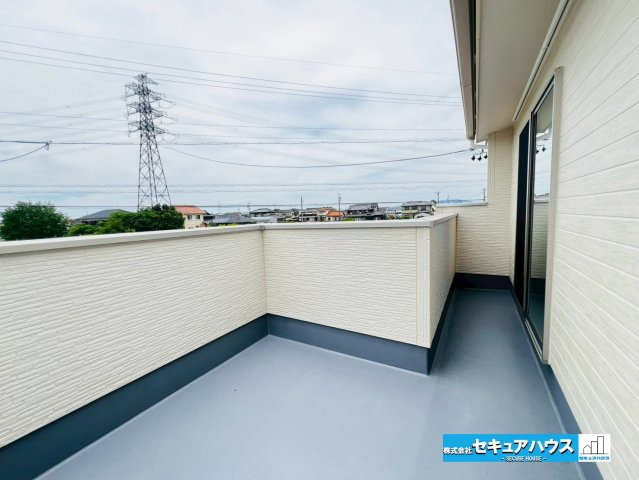 【本日ご案内可能】刈谷市井ケ谷町　全2棟のバルコニー|【バルコニー　1号棟】
◆見晴らしもよく、太陽の温かな温もりをめいっぱい受け止めてくれます。
太陽の光と爽やかな風を受けたお洗濯物はあっという間に乾き、取りこむ時には太陽の匂いを感じられます。　　　　