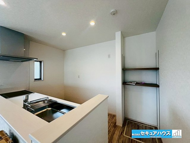 【本日ご案内可能】刈谷市井ケ谷町　全2棟のキッチン|【キッチン背面スペース　1号棟】
◆可動棚付きのため、パントリーとしてお菓子や飲み物のストックを置くことができます。
◆床下収納もあるため、お米のストックや防災グッズなどもしまうことができます。