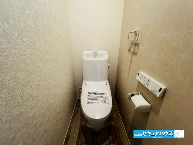 【本日ご案内可能】刈谷市井ケ谷町　全2棟のトイレ|【高機能トイレ2階　1号棟】
◆1階と2階の両方にトイレがあるため朝の混雑緩和、夜間の移動の安全性、来客時のプライバシー確保がメリットです。寝室が2階にある間取りでは生活の利便性と安全性が向上します。