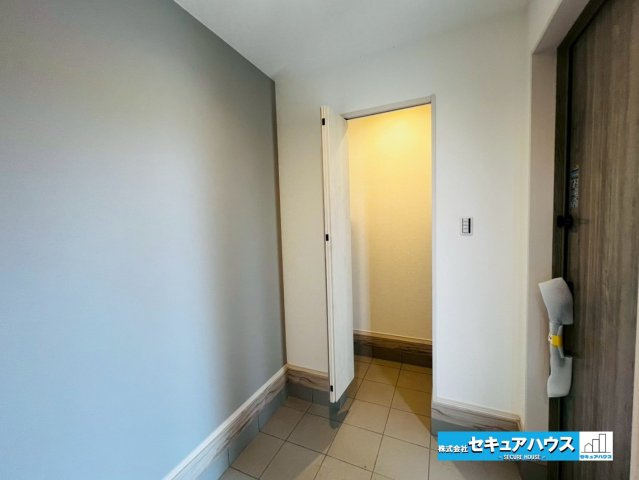【本日ご案内可能】刈谷市井ケ谷町　全2棟の玄関|【ウォークインシューズクローゼット　1号棟】
◆ダウンライト付きで明るく、扉を閉めれば生活感をなくした綺麗な玄関で出迎えることができます。ベビーカーなどもしまうことができるため便利な収納スペースです。