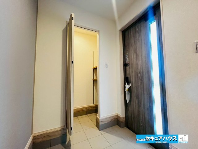 【本日ご案内可能】刈谷市井ケ谷町　全2棟の玄関|【玄関　1号棟】
◆光が差し込み明るい玄関です。
◆シューズインクローゼット付きです♪広々とした収納スペースに靴を収納できるため玄関まわりがすっきりします。可動棚となっているため高さ調整可能です。　　