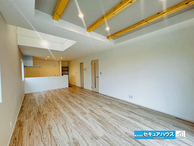 【本日ご案内可能】刈谷市井ケ谷町　全2棟の居間・リビング|【LDK21帖　1号棟】
◆折上天井に吹抜付きのリビング♪
◆開放感のある広々21帖のリビングは通風、陽当たり共に良好な構造です。家族で団らんの時間を楽しむことができます。　　　　　　　　　　　　　　