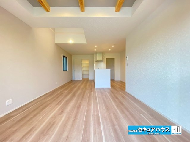 刈谷市井ケ谷町　全2棟の内観：施工例|【LDKイメージ】
◆折上天井に吹抜付きのリビング♪
◆開放感のあるリビングは通風、陽当たり共に良好な構造です。　　　　　　　　　　　　　　　　　　　　　　　　　　　　　　　　　　　　　　　　　　　　