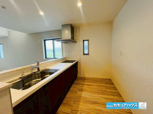 【本日ご案内可能】刈谷市井ケ谷町　全2棟のキッチン|【対面式キッチン　1号棟】
◆対面式のキッチンはリビングの様子を見ながら料理できます。
◆キッチンの窓は熱気を逃がす役割や採光を取り入れ、手元を明るくする役割があります。　　　　　　　　　　　　　　　