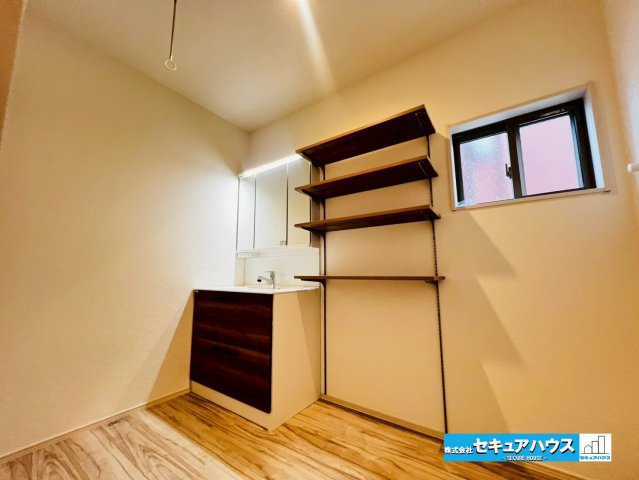 【本日ご案内可能】刈谷市井ケ谷町　全2棟の独立洗面台|【洗面脱衣所　2号棟】
◆三面鏡の独立洗面台は鏡の裏に収納することが可能です♪
◆洗面台横には収納棚が設置されており、可動棚となっているため高さを調節することができます。　　　　　　　　　　　　　　　