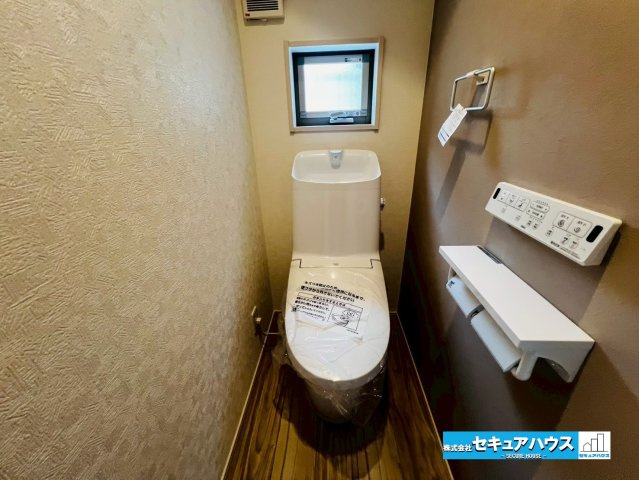 【本日ご案内可能】刈谷市井ケ谷町　全2棟のトイレ|【高機能トイレ1階　2号棟】
◆高機能トイレの多くは便器のフタの開閉が自動であり、使用後に手動で水を流す面倒もなく非常に便利です。スタイリッシュな見た目で、お掃除しやすく、節水効果が高いです。　　　　